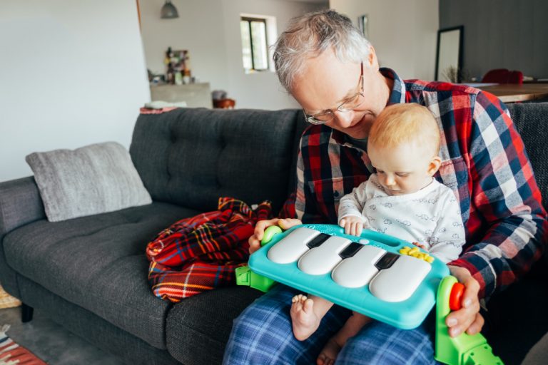 Juguetes musicales con piano para sus primeros meses